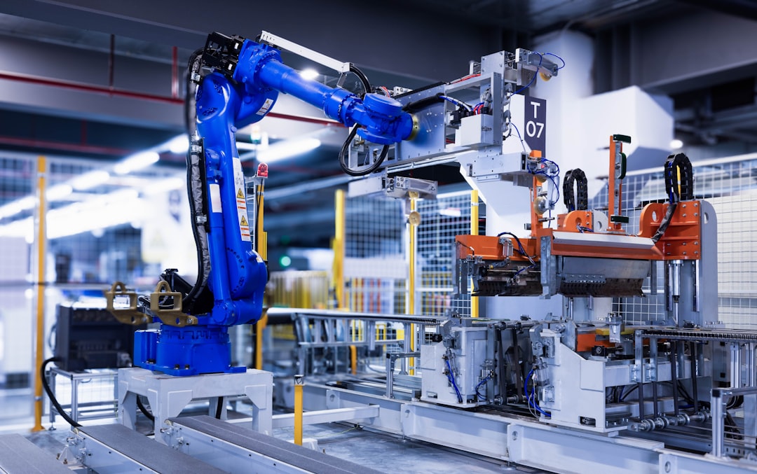 关于普汉 About Close-up of the blue robot arm transporting a molded refrigeratorexterior laminate.